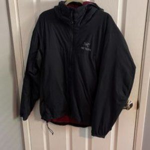 Arc’teryx Men’s Atom Lt Hoodie, Extra-Large In Onyx/Red